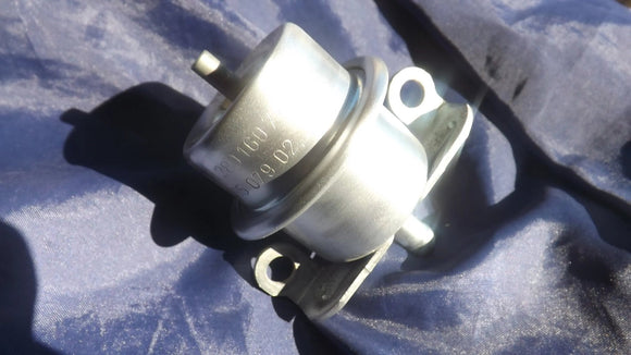 Volvo Pre-owned  Pressure Regulator  Bosch 0280160746 Volvo Fit 850GLT - Fuel Injection Products