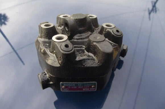 VW / Audi New Fuel Distributor BOSCH 0438100127 5000 Coupe GT Quantum - Fuel Injection Products